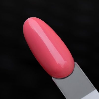 Amostra de verniz de unha cor-de-rosa brilhante num suporte cinzento