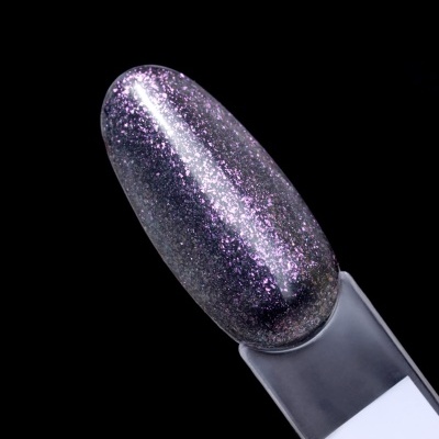 Amostra de verniz de unhas roxo com brilho rosa fluorescente