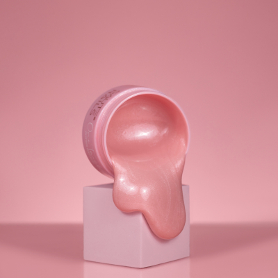 Pote de verniz cor de rosa derramando sobre cubo rosa com texto SAUTE NAILS