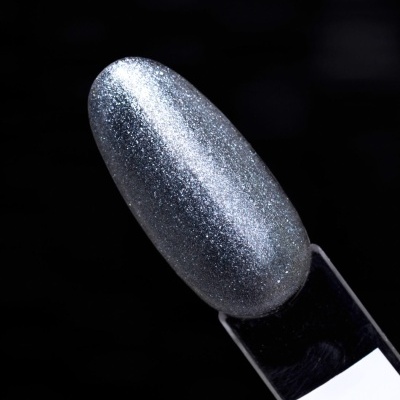 Amostra de verniz de unhas prateado metalizado brilhante