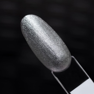 Amostra de verniz prateado metálico brilhante em haste plástica