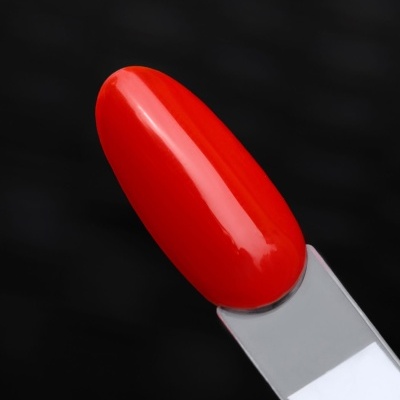 Amostra de verniz para unhas vermelha sobre base plástica