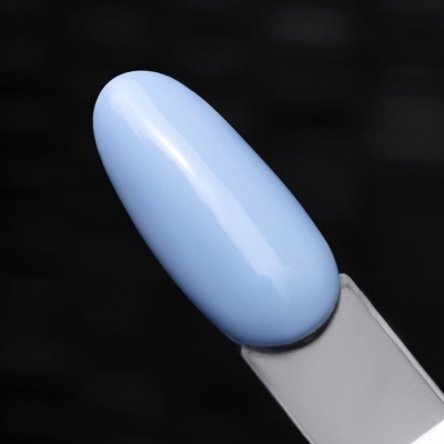 Amostra de verniz azul claro em ponta oval com acabamento brilhante