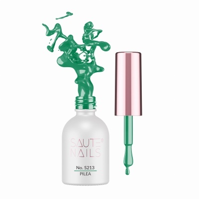 Frasco branco fosco de verniz Saut Nails No. S213 Pilea com tampa rosa e verniz verde esmeralda a sair do frasco