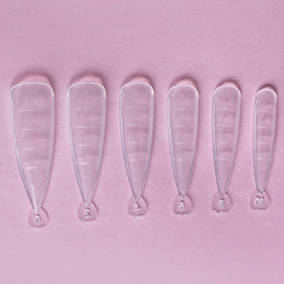 Amostras transparentes de verniz para unhas numeradas de 0 a 10 sobre fundo rosa