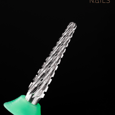 Broca metálica cónica com base verde numa imagem com fundo preto