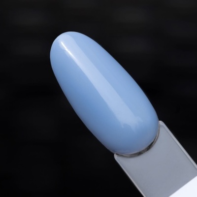 Amostra de verniz azul claro brilhante em suporte transparente