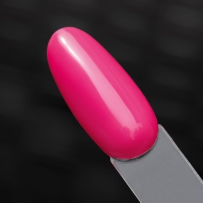 Amostra de verniz de unhas rosa brilhante num fundo escuro
