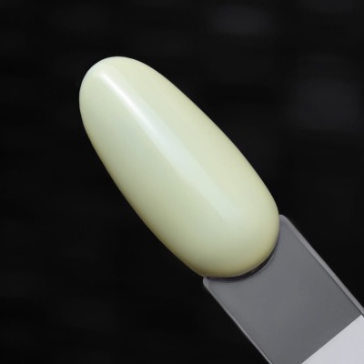 Amostra de verniz bege claro em base de plástico cinzento