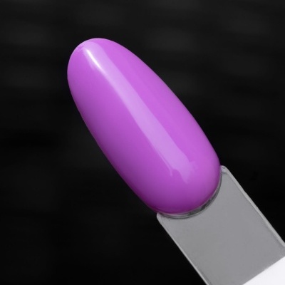 Amostra de verniz lilás brilhante em placa de plástico