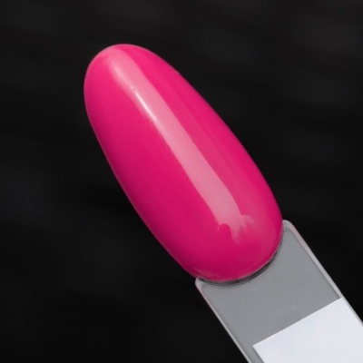 Amostra de verniz de unha rosa fúcsia brilhante num suporte transparente