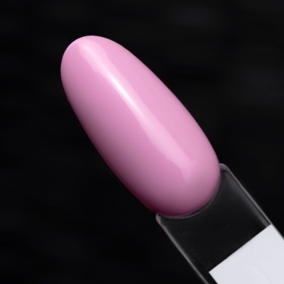 Esmalte de unhas rosa claro num suporte transparente