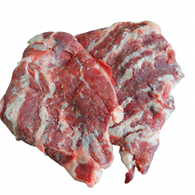 Dois pedaços de carne crua vermelha com gordura branca