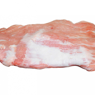 pedaço de carne suína com gordura em fundo branco