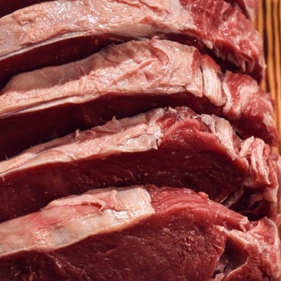 Fatias grossas de carne vermelha fresca sobre madeira