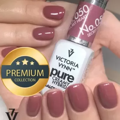 Verniz para unhas Victoria Vynn Pure Creamy Hybrid cor rosa escuro em unhas curtas