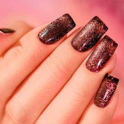 Unhas quadradas com verniz glitter preto e vermelho