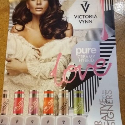 Poster Victoria Vynn - 60 cm X 90 cm - Ref. 001