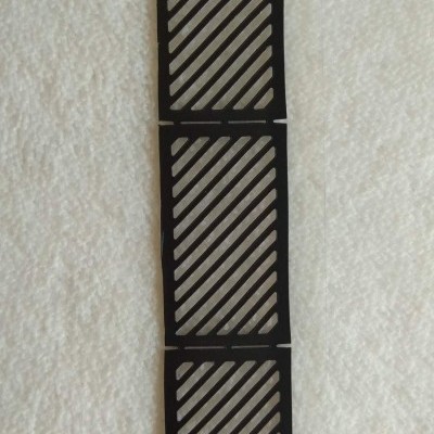 Três painéis retangulares com padrão de linhas diagonais sobre fundo branco