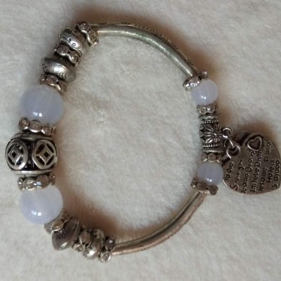 Pulseira Prateada Bolinhas Branco Leitoso e Coração