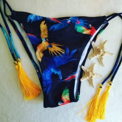Cueca de Bikini Com Papagaios