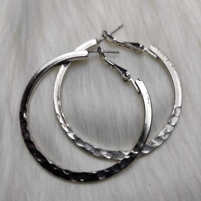 Brincos de argola grandes em metal prateado com acabamento martelado