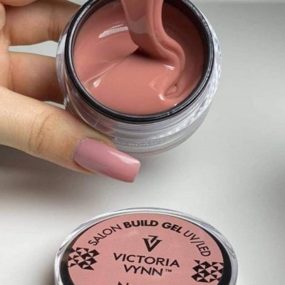 Gel de construção para unhas rosa blush Victoria Vynn No. 06 num frasco aberto com tampa ao lado
