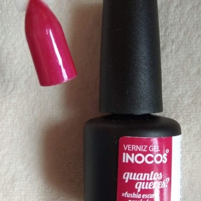 frasco preto de verniz gel INOCOS com amostra rosa escuro perolado