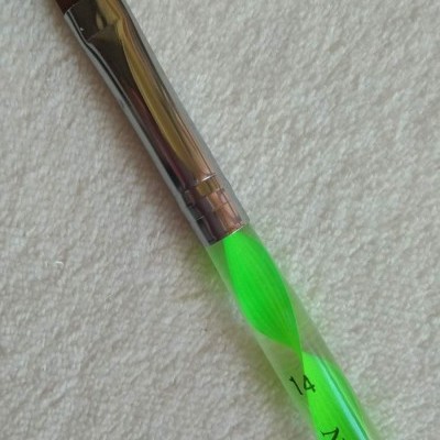 Pincel para Nail Art com cabo verde fluorescente e cerdas castanho escuro