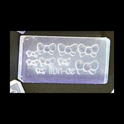 Moldes transparentes para laços de silicone de vários tamanhos sobre fundo preto