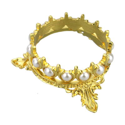 Anel dourado com pérolas falsas e detalhes ornamentais