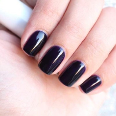 Unhas curtas pintadas de preto brilhante.