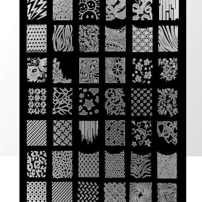 Placa metálica preta de carimbos de unhas com vários desenhos brancos variados