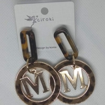Brincos Letra M Dourados