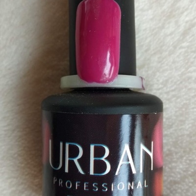 Verniz de unhas fúcsia Urban Professional Eternalac em frasco preto com rótulo e tampa