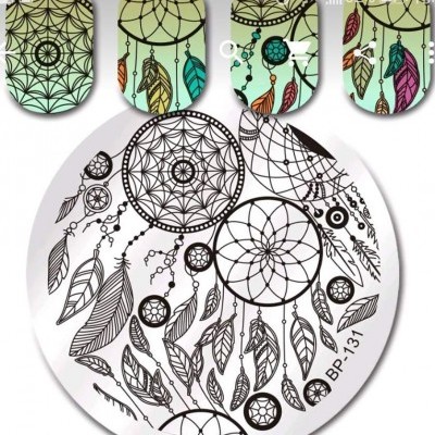 Placa para carimbo de unhas com desenhos de filtros de sonho e unhas decoradas com esses padrões