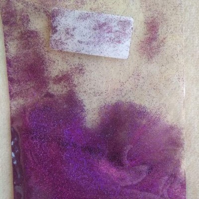 Saco plástico com glitter roxo e etiqueta branca