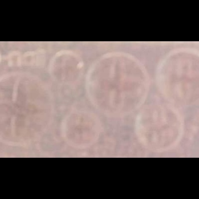 Moedas douradas e prateadas desfocadas sobre uma superfície