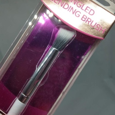 Pincel de maquilhagem em embalagem transparente com tampa dourada e texto em rosa