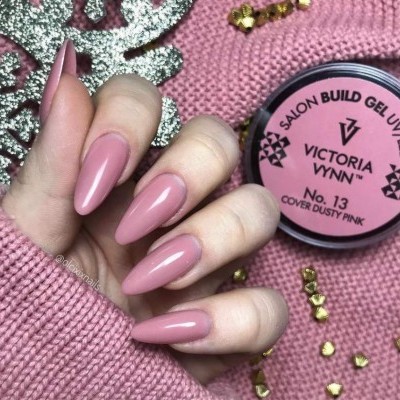 Unhas com verniz gel cor rosada nude e frasco Victoria Vynn No. 13