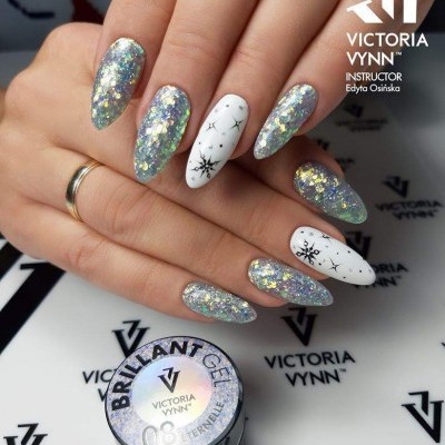 Unhas com gel brilhante prateado e unhas brancas com flocos de neve, junto a recipiente de gel Victoria Vynn