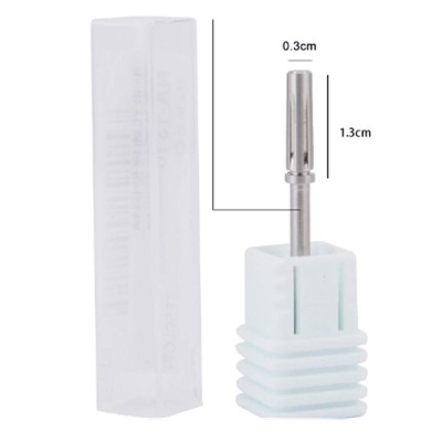 Peça metálica prateada com suporte branco e medida destacada, ao lado de capa transparente