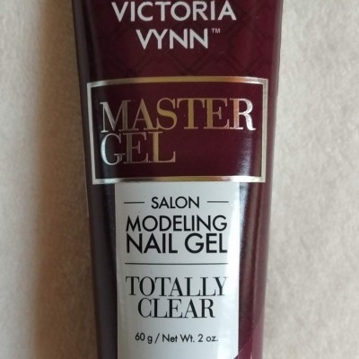 Frasco de gel para unhas Victoria Vynn Master Gel cor vinho com tampa dourada.
