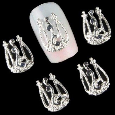 Cinco acessórios decorativos prateados em forma de coroa para unhas