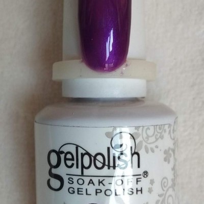 Frasco de verniz gel roxo com etiqueta branca e padrão prateado