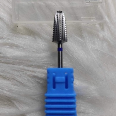 Broca para unhas com cabo azul e tampa transparente sobre tecido branco