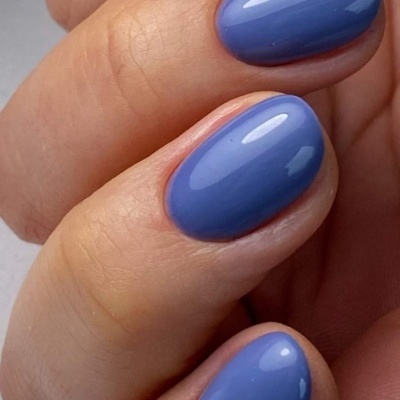 Unhas pintadas com verniz azul-violeta brilhante