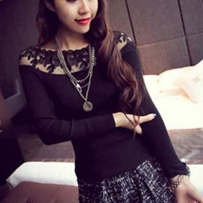 Blusa Preta com Renda no Peito