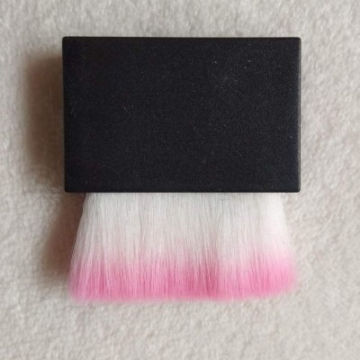 Pincel de maquilhagem com cabo preto e cerdas brancas e rosa