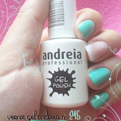 Frasco de verniz gel andreia professional nº 215 com unhas pintadas verdes